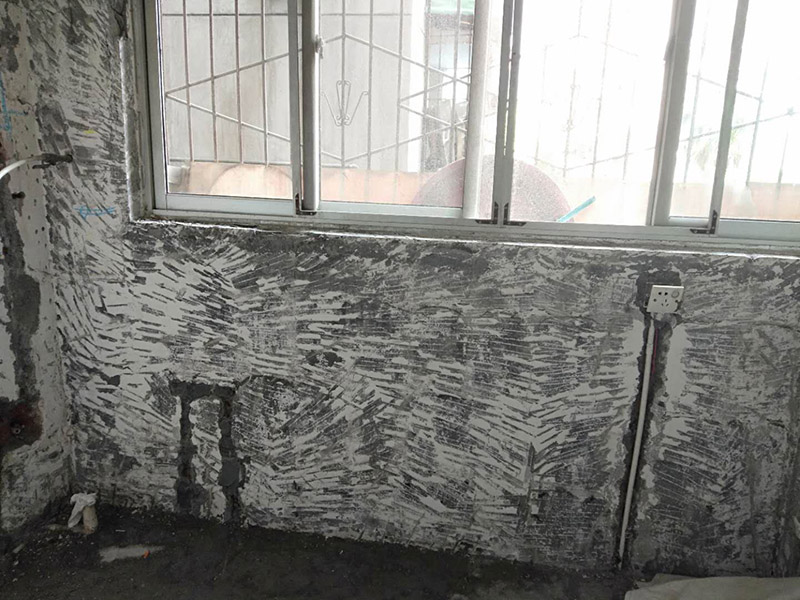 陽臺墻面基層鏟除：用鏟刮墻，很難鏟掉的應該是水泥墻面很容易鏟掉的就是大加膠水的&ldquo;大白膩子&rdquo;，由于其易受潮粉化并含有甲醛的工程膠水，需要鏟除。  封固層處理。 首先，清除空鼓，用水浸濕墻面層，鏟掉墻皮。第二，墻面輥刷界面劑清理浮灰，提高附著力。最后，用找平修補砂漿修補空鼓、線槽、孔洞，嵌縫石膏進行溝縫處理。  厚找平層處理。 平整度好的毛坯墻(毛坯房交房規(guī)范平整度在?3毫米)就不需要用找平修補砂漿進行厚找平了，直接用耐水膩子或功能型生態(tài)膩子進行精找平就可以。 精找平層處理。 厚找平層處理完后，就可以批刮耐水膩子或其他功能型生態(tài)膩子進行精找平了，需根據(jù)膩子的施工說明要求進行施工，特別要注意充分均勻攪拌、批刮厚度。