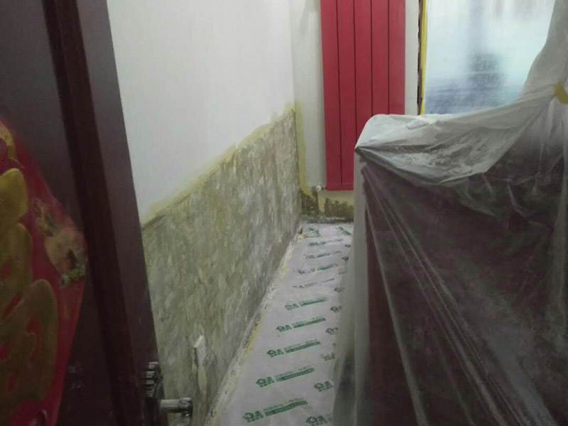 墻裙基層鏟除翻新：白墻或者裸墻局部起鼓或者輕微龜裂剝落的話，可以把出現(xiàn)問題的地方鏟除，并將鏟除部分的邊緣磨平滑后，重新刮一次膩子，上底漆，再刷再涂，不過可能會跟原來的墻面有一點色差。 全面施工等于重新裝修一樣，工程量是最大的，適用于存在多處開裂、掉皮、起粉現(xiàn)象的墻面。首先墻面要全部鏟除至水泥層，若是一些居住年代(如80年代以前)較久未裝修的房子，更是需要鏟除到磚墻體表面，然后全面施工翻新墻面：平整墻面&mdash;&mdash;固化基層&mdash;&mdash;刷界面劑&mdash;&mdash;批刮三遍耐水膩子&mdash;&mdash;墻面打磨&mdash;&mdash;上一遍底漆&mdash;&mdash;上兩次效果面漆。