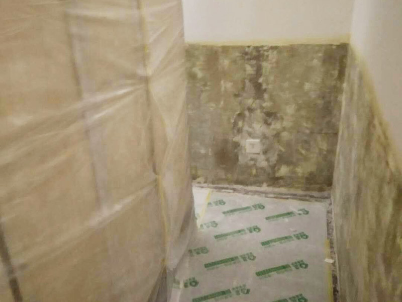 墻裙基層鏟除翻新：白墻或者裸墻局部起鼓或者輕微龜裂剝落的話，可以把出現(xiàn)問題的地方鏟除，并將鏟除部分的邊緣磨平滑后，重新刮一次膩子，上底漆，再刷再涂，不過可能會跟原來的墻面有一點色差。 全面施工等于重新裝修一樣，工程量是最大的，適用于存在多處開裂、掉皮、起粉現(xiàn)象的墻面。首先墻面要全部鏟除至水泥層，若是一些居住年代(如80年代以前)較久未裝修的房子，更是需要鏟除到磚墻體表面，然后全面施工翻新墻面：平整墻面&mdash;&mdash;固化基層&mdash;&mdash;刷界面劑&mdash;&mdash;批刮三遍耐水膩子&mdash;&mdash;墻面打磨&mdash;&mdash;上一遍底漆&mdash;&mdash;上兩次效果面漆。