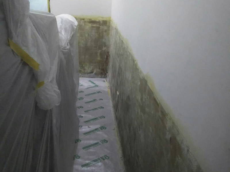 墻裙基層鏟除翻新：白墻或者裸墻局部起鼓或者輕微龜裂剝落的話，可以把出現(xiàn)問題的地方鏟除，并將鏟除部分的邊緣磨平滑后，重新刮一次膩子，上底漆，再刷再涂，不過可能會跟原來的墻面有一點色差。 全面施工等于重新裝修一樣，工程量是最大的，適用于存在多處開裂、掉皮、起粉現(xiàn)象的墻面。首先墻面要全部鏟除至水泥層，若是一些居住年代(如80年代以前)較久未裝修的房子，更是需要鏟除到磚墻體表面，然后全面施工翻新墻面：平整墻面&mdash;&mdash;固化基層&mdash;&mdash;刷界面劑&mdash;&mdash;批刮三遍耐水膩子&mdash;&mdash;墻面打磨&mdash;&mdash;上一遍底漆&mdash;&mdash;上兩次效果面漆。