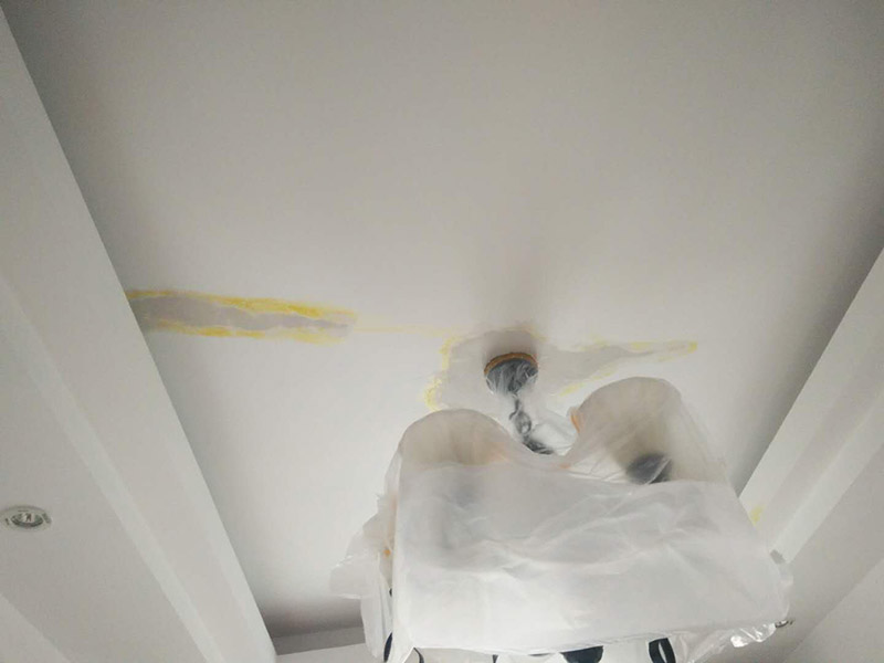 頂面空鼓維修：1、對(duì)空鼓區(qū)域進(jìn)行基本的處理，然后采用隔離劑對(duì)空鼓區(qū)域進(jìn)行基本的處理，清理干凈殘留物品，然后抹上一層膠膜。 2、進(jìn)行維修的時(shí)候一定要保持空鼓區(qū)域的濕潤(rùn)性，提前一天進(jìn)行處理，然后在開(kāi)始之前要進(jìn)行灑水處理。 3、為了保險(xiǎn)起見(jiàn)，我們需要進(jìn)行封層抹灰的清理方面，第一次抹灰的時(shí)候，一定要抹實(shí)，以薄為主要，帶底灰完成之后，等一會(huì)就可以進(jìn)行二次抹灰了，第二次抹灰以厚度為主要，同時(shí)要注意平整性處理，處理完之后等待七八成晾干的情況下，就可以進(jìn)行最后一步工作了，進(jìn)行最后的抹灰處理，一般整體厚度不超過(guò)15mm就行了。