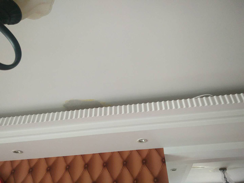 頂面空鼓維修：1、對(duì)空鼓區(qū)域進(jìn)行基本的處理，然后采用隔離劑對(duì)空鼓區(qū)域進(jìn)行基本的處理，清理干凈殘留物品，然后抹上一層膠膜。 2、進(jìn)行維修的時(shí)候一定要保持空鼓區(qū)域的濕潤(rùn)性，提前一天進(jìn)行處理，然后在開(kāi)始之前要進(jìn)行灑水處理。 3、為了保險(xiǎn)起見(jiàn)，我們需要進(jìn)行封層抹灰的清理方面，第一次抹灰的時(shí)候，一定要抹實(shí)，以薄為主要，帶底灰完成之后，等一會(huì)就可以進(jìn)行二次抹灰了，第二次抹灰以厚度為主要，同時(shí)要注意平整性處理，處理完之后等待七八成晾干的情況下，就可以進(jìn)行最后一步工作了，進(jìn)行最后的抹灰處理，一般整體厚度不超過(guò)15mm就行了。