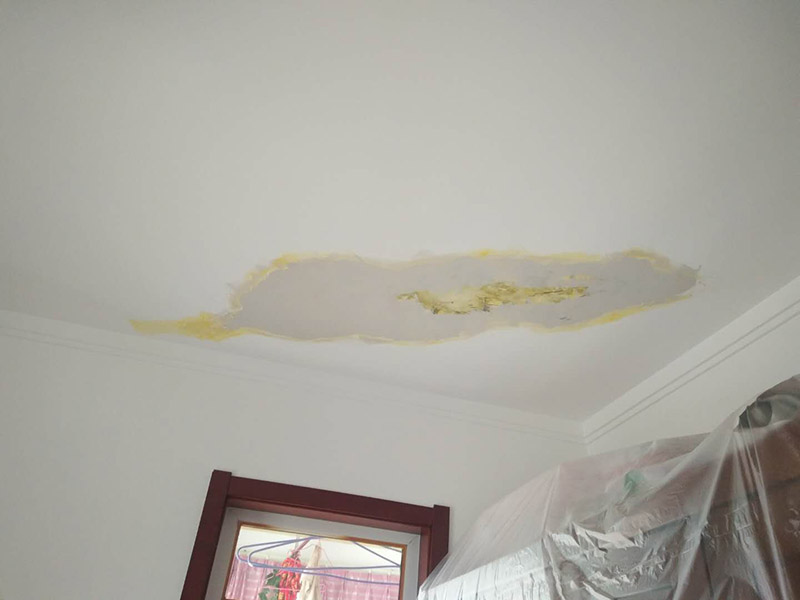 頂面空鼓維修：1、對(duì)空鼓區(qū)域進(jìn)行基本的處理，然后采用隔離劑對(duì)空鼓區(qū)域進(jìn)行基本的處理，清理干凈殘留物品，然后抹上一層膠膜。 2、進(jìn)行維修的時(shí)候一定要保持空鼓區(qū)域的濕潤(rùn)性，提前一天進(jìn)行處理，然后在開(kāi)始之前要進(jìn)行灑水處理。 3、為了保險(xiǎn)起見(jiàn)，我們需要進(jìn)行封層抹灰的清理方面，第一次抹灰的時(shí)候，一定要抹實(shí)，以薄為主要，帶底灰完成之后，等一會(huì)就可以進(jìn)行二次抹灰了，第二次抹灰以厚度為主要，同時(shí)要注意平整性處理，處理完之后等待七八成晾干的情況下，就可以進(jìn)行最后一步工作了，進(jìn)行最后的抹灰處理，一般整體厚度不超過(guò)15mm就行了。