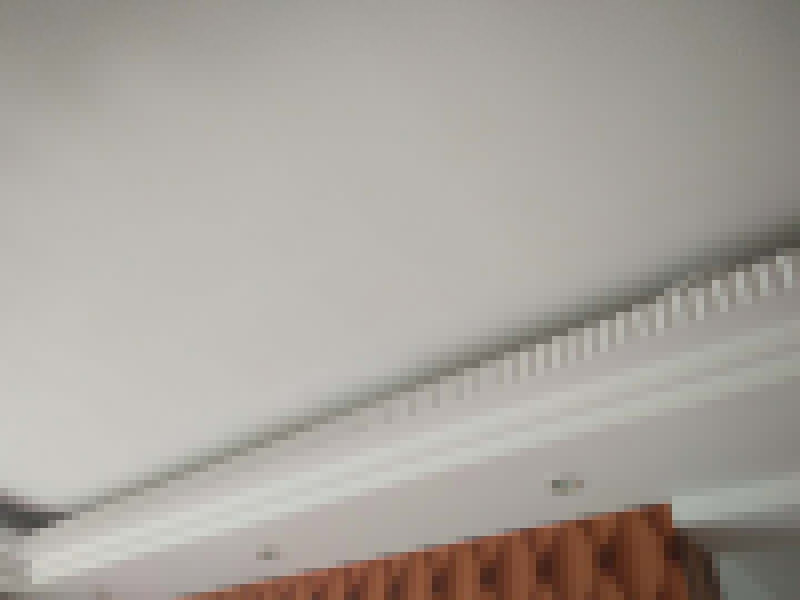 頂面空鼓維修：1、對(duì)空鼓區(qū)域進(jìn)行基本的處理，然后采用隔離劑對(duì)空鼓區(qū)域進(jìn)行基本的處理，清理干凈殘留物品，然后抹上一層膠膜。 2、進(jìn)行維修的時(shí)候一定要保持空鼓區(qū)域的濕潤(rùn)性，提前一天進(jìn)行處理，然后在開(kāi)始之前要進(jìn)行灑水處理。 3、為了保險(xiǎn)起見(jiàn)，我們需要進(jìn)行封層抹灰的清理方面，第一次抹灰的時(shí)候，一定要抹實(shí)，以薄為主要，帶底灰完成之后，等一會(huì)就可以進(jìn)行二次抹灰了，第二次抹灰以厚度為主要，同時(shí)要注意平整性處理，處理完之后等待七八成晾干的情況下，就可以進(jìn)行最后一步工作了，進(jìn)行最后的抹灰處理，一般整體厚度不超過(guò)15mm就行了。