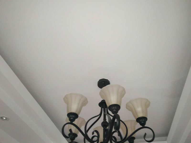 頂面空鼓維修：1、對(duì)空鼓區(qū)域進(jìn)行基本的處理，然后采用隔離劑對(duì)空鼓區(qū)域進(jìn)行基本的處理，清理干凈殘留物品，然后抹上一層膠膜。 2、進(jìn)行維修的時(shí)候一定要保持空鼓區(qū)域的濕潤(rùn)性，提前一天進(jìn)行處理，然后在開(kāi)始之前要進(jìn)行灑水處理。 3、為了保險(xiǎn)起見(jiàn)，我們需要進(jìn)行封層抹灰的清理方面，第一次抹灰的時(shí)候，一定要抹實(shí)，以薄為主要，帶底灰完成之后，等一會(huì)就可以進(jìn)行二次抹灰了，第二次抹灰以厚度為主要，同時(shí)要注意平整性處理，處理完之后等待七八成晾干的情況下，就可以進(jìn)行最后一步工作了，進(jìn)行最后的抹灰處理，一般整體厚度不超過(guò)15mm就行了。