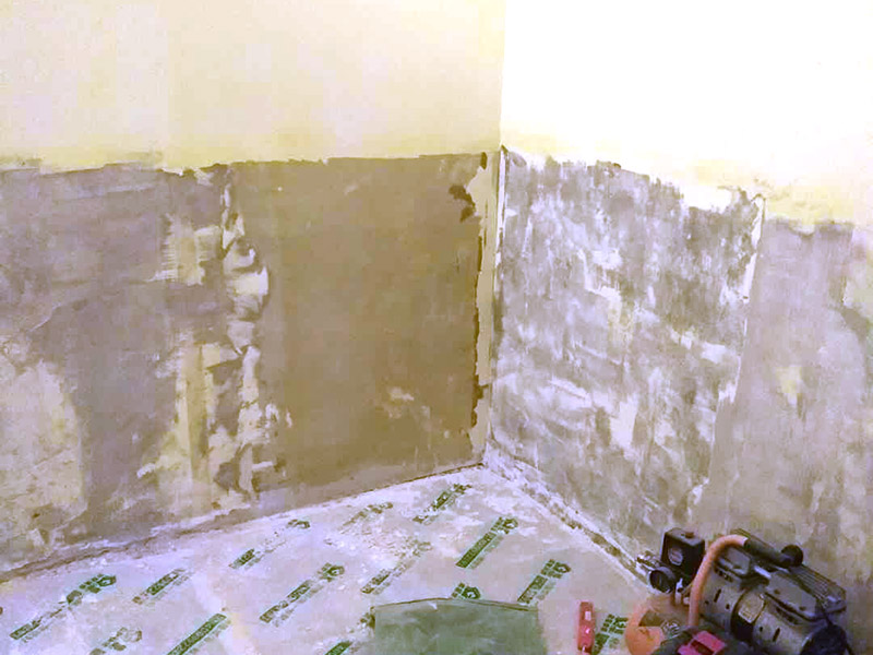 墻面修補(bǔ)翻新：舊墻面在翻新前一定要做墻面基底處理，粉化嚴(yán)重的要全部鏟除，鏟除后抹上一層白水泥，原來墻面過于光滑、刷過油漆的鏟除后還要做打磨處理，把粘結(jié)不牢的表皮去掉，便于新涂料和墻體粘結(jié)。墻面底漆的作用是抗堿防潮、封固基材、保護(hù)面漆，提高面漆的質(zhì)感和遮蓋力，對(duì)于老房翻新，墻面一定要做底漆，如果沒有刷底漆就直接上面漆的話，時(shí)間一長(zhǎng)墻面容易起泡、發(fā)霉，太陽(yáng)照曬時(shí)間長(zhǎng)了也容易變色。已經(jīng)上好面漆的墻面要修補(bǔ)會(huì)比較麻煩，容易產(chǎn)生色差，材料的使用時(shí)間不同，質(zhì)量也難以保證，很難達(dá)到理想效果。 所以墻面的修補(bǔ)最好是整塊墻面，或是盡可能地選擇較大面積進(jìn)行修補(bǔ)，這樣可以盡量避免產(chǎn)生色差，修補(bǔ)后的質(zhì)量也更好。