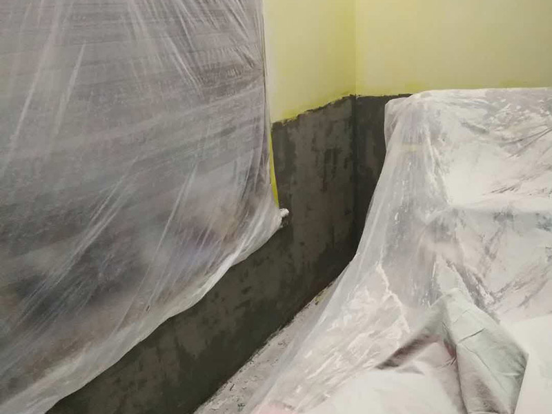 墻面修補(bǔ)翻新：舊墻面在翻新前一定要做墻面基底處理，粉化嚴(yán)重的要全部鏟除，鏟除后抹上一層白水泥，原來墻面過于光滑、刷過油漆的鏟除后還要做打磨處理，把粘結(jié)不牢的表皮去掉，便于新涂料和墻體粘結(jié)。墻面底漆的作用是抗堿防潮、封固基材、保護(hù)面漆，提高面漆的質(zhì)感和遮蓋力，對(duì)于老房翻新，墻面一定要做底漆，如果沒有刷底漆就直接上面漆的話，時(shí)間一長(zhǎng)墻面容易起泡、發(fā)霉，太陽(yáng)照曬時(shí)間長(zhǎng)了也容易變色。已經(jīng)上好面漆的墻面要修補(bǔ)會(huì)比較麻煩，容易產(chǎn)生色差，材料的使用時(shí)間不同，質(zhì)量也難以保證，很難達(dá)到理想效果。 所以墻面的修補(bǔ)最好是整塊墻面，或是盡可能地選擇較大面積進(jìn)行修補(bǔ)，這樣可以盡量避免產(chǎn)生色差，修補(bǔ)后的質(zhì)量也更好。