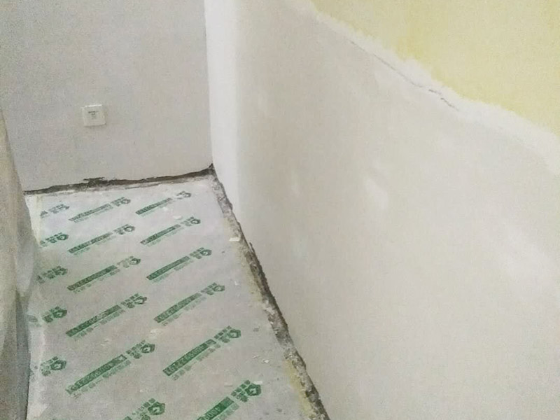 墻面修補(bǔ)翻新：舊墻面在翻新前一定要做墻面基底處理，粉化嚴(yán)重的要全部鏟除，鏟除后抹上一層白水泥，原來墻面過于光滑、刷過油漆的鏟除后還要做打磨處理，把粘結(jié)不牢的表皮去掉，便于新涂料和墻體粘結(jié)。墻面底漆的作用是抗堿防潮、封固基材、保護(hù)面漆，提高面漆的質(zhì)感和遮蓋力，對(duì)于老房翻新，墻面一定要做底漆，如果沒有刷底漆就直接上面漆的話，時(shí)間一長(zhǎng)墻面容易起泡、發(fā)霉，太陽(yáng)照曬時(shí)間長(zhǎng)了也容易變色。已經(jīng)上好面漆的墻面要修補(bǔ)會(huì)比較麻煩，容易產(chǎn)生色差，材料的使用時(shí)間不同，質(zhì)量也難以保證，很難達(dá)到理想效果。 所以墻面的修補(bǔ)最好是整塊墻面，或是盡可能地選擇較大面積進(jìn)行修補(bǔ)，這樣可以盡量避免產(chǎn)生色差，修補(bǔ)后的質(zhì)量也更好。