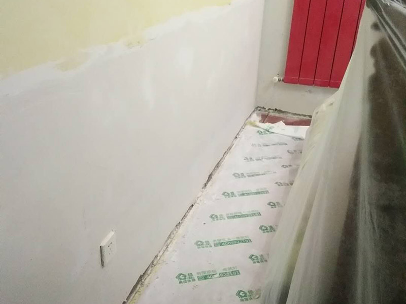 墻面修補(bǔ)翻新：舊墻面在翻新前一定要做墻面基底處理，粉化嚴(yán)重的要全部鏟除，鏟除后抹上一層白水泥，原來墻面過于光滑、刷過油漆的鏟除后還要做打磨處理，把粘結(jié)不牢的表皮去掉，便于新涂料和墻體粘結(jié)。墻面底漆的作用是抗堿防潮、封固基材、保護(hù)面漆，提高面漆的質(zhì)感和遮蓋力，對(duì)于老房翻新，墻面一定要做底漆，如果沒有刷底漆就直接上面漆的話，時(shí)間一長(zhǎng)墻面容易起泡、發(fā)霉，太陽(yáng)照曬時(shí)間長(zhǎng)了也容易變色。已經(jīng)上好面漆的墻面要修補(bǔ)會(huì)比較麻煩，容易產(chǎn)生色差，材料的使用時(shí)間不同，質(zhì)量也難以保證，很難達(dá)到理想效果。 所以墻面的修補(bǔ)最好是整塊墻面，或是盡可能地選擇較大面積進(jìn)行修補(bǔ)，這樣可以盡量避免產(chǎn)生色差，修補(bǔ)后的質(zhì)量也更好。