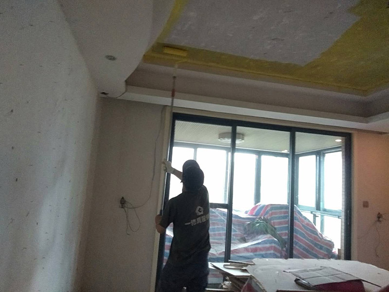 頂面涂刷界面漆：1、解決由于墻體表面吸水性強(qiáng)或光滑引起界面不易粘接，致使抹灰層空鼓、開裂、剝落等。 2、用于施工縫梁柱加固、舊基礎(chǔ)改造等新老混凝土連接，大大增強(qiáng)新舊混凝土之間以及混凝土與抹灰砂漿的粘結(jié)力。 3、取代光滑混凝土表面的堿洗除油、人工鑿毛等工序，可提高粘接力10倍以上。 4、采用界面涂敷法或配成高粘接力的砂漿，自己鋪貼大塊磚板，并可在舊磚面上粘貼新面磚。 6、具有很強(qiáng)的滲透性，能夠充分浸潤材料表面，可在潮濕基層施工，可作為油性涂料的隔潮層，與聚氨酯涂層粘接牢固。