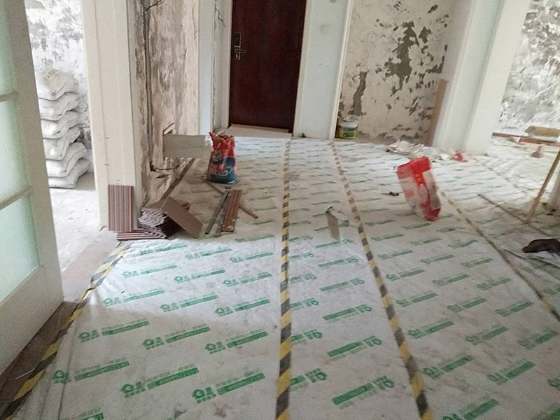 全屋墻面翻新：在墻面翻新前，需要先將舊漆面鏟除干凈，之后在進(jìn)行打磨，將墻面的浮沉雜物都清理干凈。如果墻面有凹凸不平的情況，要先用膩子修補，如果墻面出現(xiàn)空鼓的現(xiàn)象，也要將整面的墻皮進(jìn)行鏟除，才能做后續(xù)的處理。膩子的處理重點有兩點注意事項，一是在刮膩子之前，要把墻面的平整度用尺子測試好，如果有不平整的位置，就需要用膩子實行多次的修補，而在每一次刮完膩子之后，還需要用砂紙對墻面實行打磨，使得墻面更加的平整光滑。在涂刷時應(yīng)當(dāng)遵照一底兩面的原則，即刷1遍底漆，再刷2遍面漆，要留意的是，兩次涂刷的時間不可以太近，要確