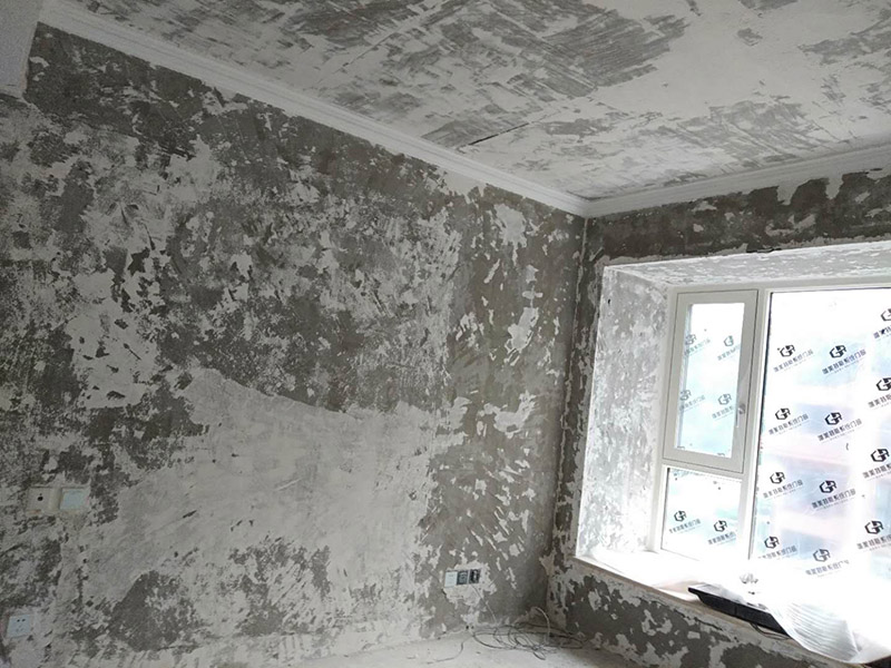 全屋墻面翻新：在墻面翻新前，需要先將舊漆面鏟除干凈，之后在進(jìn)行打磨，將墻面的浮沉雜物都清理干凈。如果墻面有凹凸不平的情況，要先用膩子修補，如果墻面出現(xiàn)空鼓的現(xiàn)象，也要將整面的墻皮進(jìn)行鏟除，才能做后續(xù)的處理。膩子的處理重點有兩點注意事項，一是在刮膩子之前，要把墻面的平整度用尺子測試好，如果有不平整的位置，就需要用膩子實行多次的修補，而在每一次刮完膩子之后，還需要用砂紙對墻面實行打磨，使得墻面更加的平整光滑。在涂刷時應(yīng)當(dāng)遵照一底兩面的原則，即刷1遍底漆，再刷2遍面漆，要留意的是，兩次涂刷的時間不可以太近，要確