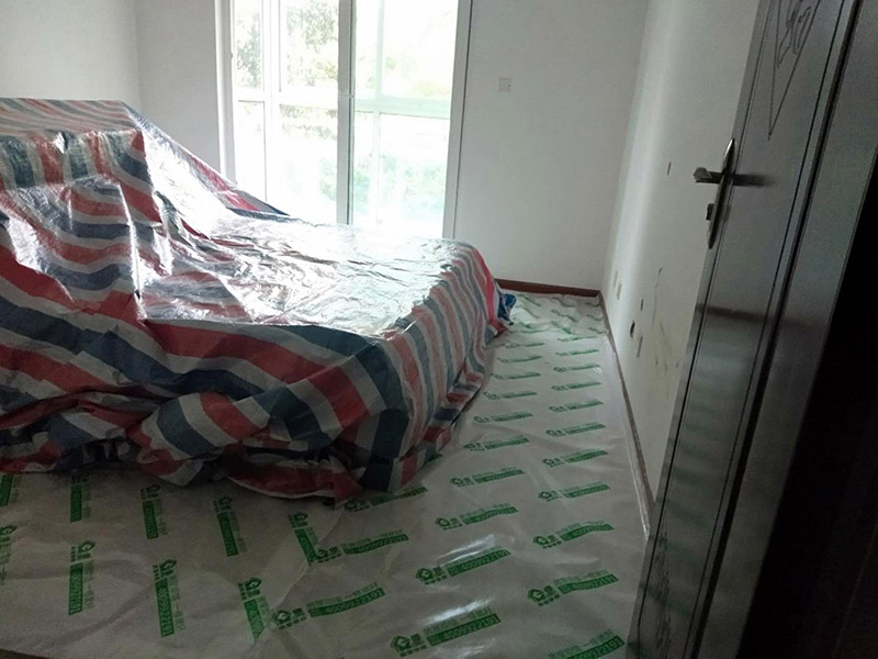 成品保護(hù)墻面鏟除: 各種裝修材料都是要經(jīng)過大門進(jìn)場的，在搬運過程中就很可能會和門產(chǎn)生磕碰摩擦，所以第一個需要保護(hù)的地方就是入戶門。在這一點上，通常可以使用成品保護(hù)膜把門包起來。 先用工具鏟點易脫落的墻面以防涂抹膩子粉后起泡。再刮膩子打磨平，最重要的一點，在上乳膠漆的時候一定要上一道抗堿底漆，因為老房子墻體都帶一定的堿性，不做抗堿底漆就刷乳膠漆的話，一定會出現(xiàn)問題，再好的漆也會。