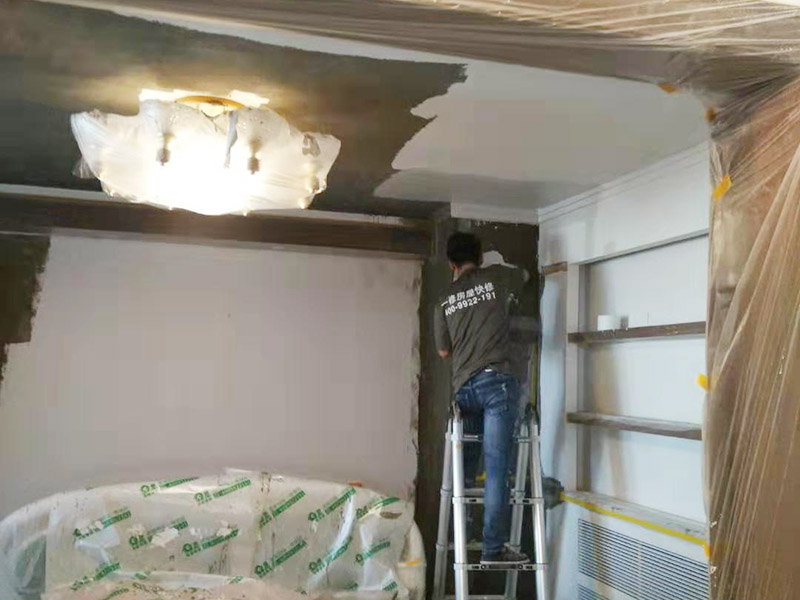 全屋墻面翻新及保護(hù)方案：舊墻面翻新基層處理從專業(yè)角度看，翻新流程應(yīng)有下列幾個(gè)環(huán)節(jié)組成：了解工程概況&rarr;工程視查&rarr;測(cè)試病變&rarr;提出建議&rarr;施工方案&rarr;準(zhǔn)備工作&rarr;施工過程&rarr;驗(yàn)收 舊墻面翻新基層處理從專業(yè)角度看,翻新流程應(yīng)有下列幾個(gè)環(huán)節(jié)組成:了解工程概況&rarr;工程視查&rarr;測(cè)試病變&rarr;提出建議&rarr;施工方案&rarr;準(zhǔn)備工作&rarr;施工過程&rarr;驗(yàn)收 瓷磚、地板施工時(shí)，經(jīng)常有些會(huì)忽略了成品保護(hù)這步，直接在港普的瓷磚、地板上堆放東西。，甚至直接就在上面走動(dòng)了。其實(shí)，在沒有使用覆蓋膜之前，這些都是錯(cuò)誤的，會(huì)對(duì)鋪貼效果產(chǎn)生很大影響。正確的做法是，在瓷磚干固以前，禁止在上面走動(dòng)或堆放東西；還要覆蓋專門的保護(hù)膜，以免裝修的沙子磨傷地面，或者有色涂料沾上地板，還有造成瓷磚高低不平等。