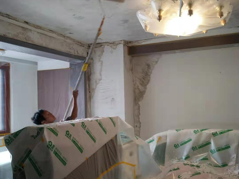 全屋墻面翻新及保護(hù)方案：舊墻面翻新基層處理從專業(yè)角度看，翻新流程應(yīng)有下列幾個(gè)環(huán)節(jié)組成：了解工程概況&rarr;工程視查&rarr;測(cè)試病變&rarr;提出建議&rarr;施工方案&rarr;準(zhǔn)備工作&rarr;施工過程&rarr;驗(yàn)收 舊墻面翻新基層處理從專業(yè)角度看,翻新流程應(yīng)有下列幾個(gè)環(huán)節(jié)組成:了解工程概況&rarr;工程視查&rarr;測(cè)試病變&rarr;提出建議&rarr;施工方案&rarr;準(zhǔn)備工作&rarr;施工過程&rarr;驗(yàn)收 瓷磚、地板施工時(shí)，經(jīng)常有些會(huì)忽略了成品保護(hù)這步，直接在港普的瓷磚、地板上堆放東西。，甚至直接就在上面走動(dòng)了。其實(shí)，在沒有使用覆蓋膜之前，這些都是錯(cuò)誤的，會(huì)對(duì)鋪貼效果產(chǎn)生很大影響。正確的做法是，在瓷磚干固以前，禁止在上面走動(dòng)或堆放東西；還要覆蓋專門的保護(hù)膜，以免裝修的沙子磨傷地面，或者有色涂料沾上地板，還有造成瓷磚高低不平等。