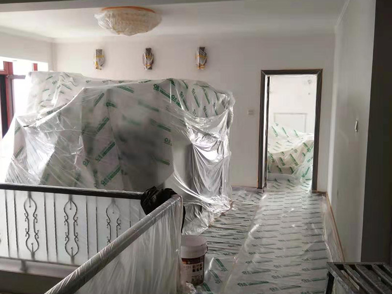 全屋墻面翻新及保護(hù)方案：舊墻面翻新基層處理從專業(yè)角度看，翻新流程應(yīng)有下列幾個(gè)環(huán)節(jié)組成：了解工程概況&rarr;工程視查&rarr;測(cè)試病變&rarr;提出建議&rarr;施工方案&rarr;準(zhǔn)備工作&rarr;施工過程&rarr;驗(yàn)收 舊墻面翻新基層處理從專業(yè)角度看,翻新流程應(yīng)有下列幾個(gè)環(huán)節(jié)組成:了解工程概況&rarr;工程視查&rarr;測(cè)試病變&rarr;提出建議&rarr;施工方案&rarr;準(zhǔn)備工作&rarr;施工過程&rarr;驗(yàn)收 瓷磚、地板施工時(shí)，經(jīng)常有些會(huì)忽略了成品保護(hù)這步，直接在港普的瓷磚、地板上堆放東西。，甚至直接就在上面走動(dòng)了。其實(shí)，在沒有使用覆蓋膜之前，這些都是錯(cuò)誤的，會(huì)對(duì)鋪貼效果產(chǎn)生很大影響。正確的做法是，在瓷磚干固以前，禁止在上面走動(dòng)或堆放東西；還要覆蓋專門的保護(hù)膜，以免裝修的沙子磨傷地面，或者有色涂料沾上地板，還有造成瓷磚高低不平等。