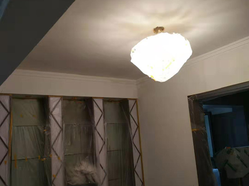 全屋墻面翻新及保護(hù)方案：舊墻面翻新基層處理從專業(yè)角度看，翻新流程應(yīng)有下列幾個(gè)環(huán)節(jié)組成：了解工程概況&rarr;工程視查&rarr;測(cè)試病變&rarr;提出建議&rarr;施工方案&rarr;準(zhǔn)備工作&rarr;施工過程&rarr;驗(yàn)收 舊墻面翻新基層處理從專業(yè)角度看,翻新流程應(yīng)有下列幾個(gè)環(huán)節(jié)組成:了解工程概況&rarr;工程視查&rarr;測(cè)試病變&rarr;提出建議&rarr;施工方案&rarr;準(zhǔn)備工作&rarr;施工過程&rarr;驗(yàn)收 瓷磚、地板施工時(shí)，經(jīng)常有些會(huì)忽略了成品保護(hù)這步，直接在港普的瓷磚、地板上堆放東西。，甚至直接就在上面走動(dòng)了。其實(shí)，在沒有使用覆蓋膜之前，這些都是錯(cuò)誤的，會(huì)對(duì)鋪貼效果產(chǎn)生很大影響。正確的做法是，在瓷磚干固以前，禁止在上面走動(dòng)或堆放東西；還要覆蓋專門的保護(hù)膜，以免裝修的沙子磨傷地面，或者有色涂料沾上地板，還有造成瓷磚高低不平等。