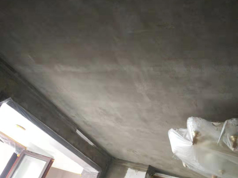 全屋墻面翻新及保護(hù)方案：舊墻面翻新基層處理從專業(yè)角度看，翻新流程應(yīng)有下列幾個(gè)環(huán)節(jié)組成：了解工程概況&rarr;工程視查&rarr;測(cè)試病變&rarr;提出建議&rarr;施工方案&rarr;準(zhǔn)備工作&rarr;施工過程&rarr;驗(yàn)收 舊墻面翻新基層處理從專業(yè)角度看,翻新流程應(yīng)有下列幾個(gè)環(huán)節(jié)組成:了解工程概況&rarr;工程視查&rarr;測(cè)試病變&rarr;提出建議&rarr;施工方案&rarr;準(zhǔn)備工作&rarr;施工過程&rarr;驗(yàn)收 瓷磚、地板施工時(shí)，經(jīng)常有些會(huì)忽略了成品保護(hù)這步，直接在港普的瓷磚、地板上堆放東西。，甚至直接就在上面走動(dòng)了。其實(shí)，在沒有使用覆蓋膜之前，這些都是錯(cuò)誤的，會(huì)對(duì)鋪貼效果產(chǎn)生很大影響。正確的做法是，在瓷磚干固以前，禁止在上面走動(dòng)或堆放東西；還要覆蓋專門的保護(hù)膜，以免裝修的沙子磨傷地面，或者有色涂料沾上地板，還有造成瓷磚高低不平等。