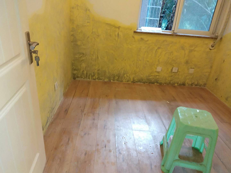 水管漏水維修：水管漏水修補(bǔ)要先找到漏水點(diǎn)，然后針對(duì)性修補(bǔ)，水管裂縫小可以直接將在漏水處涂抹上玻璃膠，但是要先關(guān)閉水閘、保持滲漏處干燥才能施工，玻璃膠干了之后才可以打開(kāi)水閘，若是破損大，可將其切掉，用一節(jié)新水管和兩個(gè)接頭來(lái)修補(bǔ)，并在接頭處涂抹膠水密封。