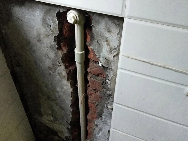 水管漏水維修：水管漏水修補(bǔ)要先找到漏水點(diǎn)，然后針對(duì)性修補(bǔ)，水管裂縫小可以直接將在漏水處涂抹上玻璃膠，但是要先關(guān)閉水閘、保持滲漏處干燥才能施工，玻璃膠干了之后才可以打開(kāi)水閘，若是破損大，可將其切掉，用一節(jié)新水管和兩個(gè)接頭來(lái)修補(bǔ)，并在接頭處涂抹膠水密封。