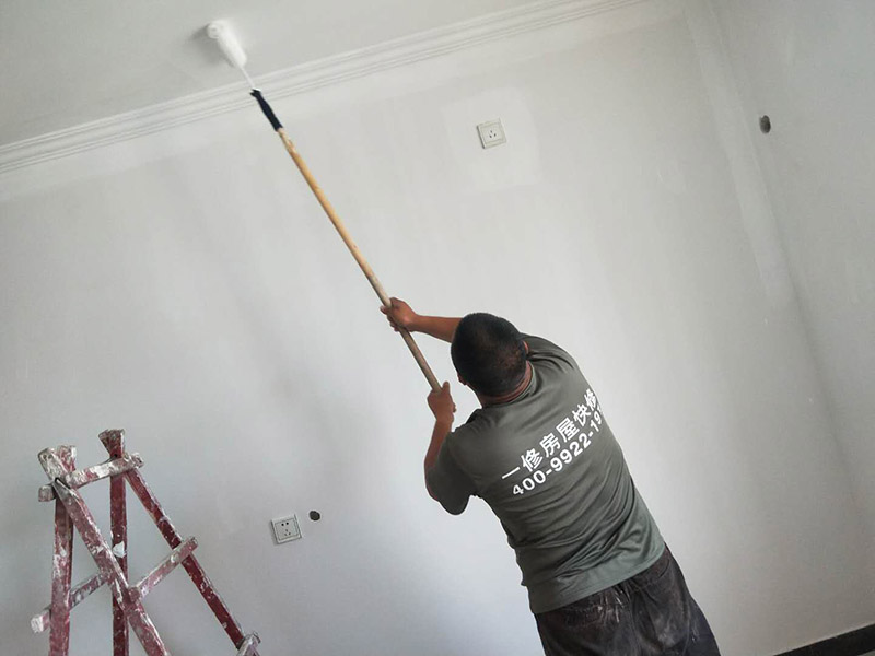 墻面乳膠漆裝修：毛坯的墻體或者已經(jīng)做好1道膩?zhàn)訉拥姆孔?，基層要求基層必須平整?jiān)固。不得有粉化、起砂、空鼓、脫落等現(xiàn)象?；鶎硬黄胶涂油菝鎽?yīng)該配套膩?zhàn)庸纹?。陰?yáng)角必須通過(guò)彈墨線來(lái)找垂直的鋁通來(lái)衡量水平垂直的整度。后一遍膩?zhàn)討?yīng)在前一遍膩?zhàn)油耆珊蠓侥苁┕?。一般?lái)說(shuō)，內(nèi)墻乳膠漆，在墻砌好后，是在抹灰完成后，總包單位會(huì)進(jìn)行兩道抹灰，第二道的時(shí)候基面加以修飾效果的補(bǔ)平。