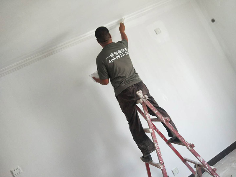 墻面乳膠漆裝修：毛坯的墻體或者已經(jīng)做好1道膩?zhàn)訉拥姆孔?，基層要求基層必須平整?jiān)固。不得有粉化、起砂、空鼓、脫落等現(xiàn)象。基層不平和坑洼面應(yīng)該配套膩?zhàn)庸纹?。陰?yáng)角必須通過(guò)彈墨線來(lái)找垂直的鋁通來(lái)衡量水平垂直的整度。后一遍膩?zhàn)討?yīng)在前一遍膩?zhàn)油耆珊蠓侥苁┕?。一般?lái)說(shuō)，內(nèi)墻乳膠漆，在墻砌好后，是在抹灰完成后，總包單位會(huì)進(jìn)行兩道抹灰，第二道的時(shí)候基面加以修飾效果的補(bǔ)平。