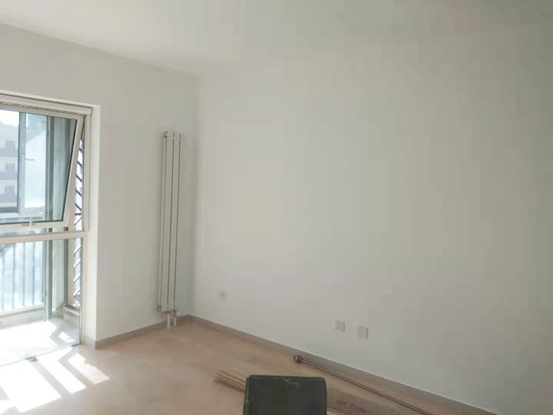 全屋刮大白裝修：刮大白就是在水泥毛糙面上 ，用建筑用的大白粉將墻面刮平刷白，具體步驟首先要基層處理把原有的大白戧掉，查看墻面上有沒有縫隙，釘子凹槽，銹點。 有縫隙的要填滿石膏，刷墻固墻鏈，之后在房屋頂棚都要滿刮石膏，然后在刮大白，刮大白比較重要，至少要全面的刮兩遍。干后在用打磨砂紙把小包和刮板印道子等磨掉，最后一步就是刷或者噴乳膠漆。