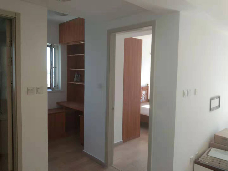 全屋刮大白裝修：刮大白就是在水泥毛糙面上 ，用建筑用的大白粉將墻面刮平刷白，具體步驟首先要基層處理把原有的大白戧掉，查看墻面上有沒有縫隙，釘子凹槽，銹點。 有縫隙的要填滿石膏，刷墻固墻鏈，之后在房屋頂棚都要滿刮石膏，然后在刮大白，刮大白比較重要，至少要全面的刮兩遍。干后在用打磨砂紙把小包和刮板印道子等磨掉，最后一步就是刷或者噴乳膠漆。