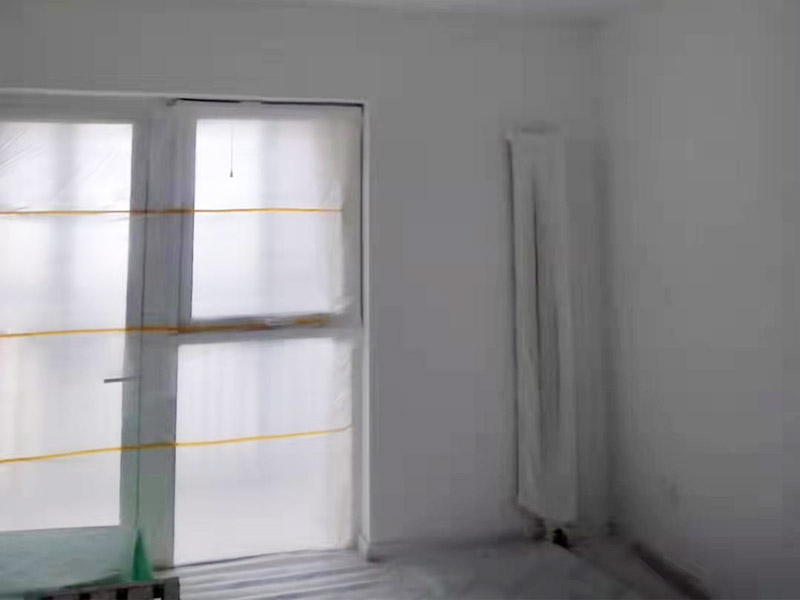 全屋刮大白裝修：刮大白就是在水泥毛糙面上 ，用建筑用的大白粉將墻面刮平刷白，具體步驟首先要基層處理把原有的大白戧掉，查看墻面上有沒有縫隙，釘子凹槽，銹點。 有縫隙的要填滿石膏，刷墻固墻鏈，之后在房屋頂棚都要滿刮石膏，然后在刮大白，刮大白比較重要，至少要全面的刮兩遍。干后在用打磨砂紙把小包和刮板印道子等磨掉，最后一步就是刷或者噴乳膠漆。