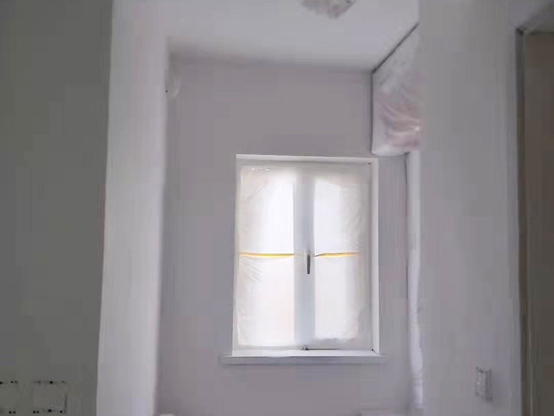 全屋刮大白裝修：刮大白就是在水泥毛糙面上 ，用建筑用的大白粉將墻面刮平刷白，具體步驟首先要基層處理把原有的大白戧掉，查看墻面上有沒有縫隙，釘子凹槽，銹點。 有縫隙的要填滿石膏，刷墻固墻鏈，之后在房屋頂棚都要滿刮石膏，然后在刮大白，刮大白比較重要，至少要全面的刮兩遍。干后在用打磨砂紙把小包和刮板印道子等磨掉，最后一步就是刷或者噴乳膠漆。