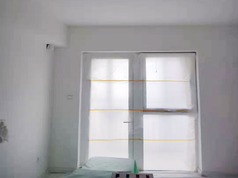 全屋刮大白裝修：刮大白就是在水泥毛糙面上 ，用建筑用的大白粉將墻面刮平刷白，具體步驟首先要基層處理把原有的大白戧掉，查看墻面上有沒有縫隙，釘子凹槽，銹點。 有縫隙的要填滿石膏，刷墻固墻鏈，之后在房屋頂棚都要滿刮石膏，然后在刮大白，刮大白比較重要，至少要全面的刮兩遍。干后在用打磨砂紙把小包和刮板印道子等磨掉，最后一步就是刷或者噴乳膠漆。