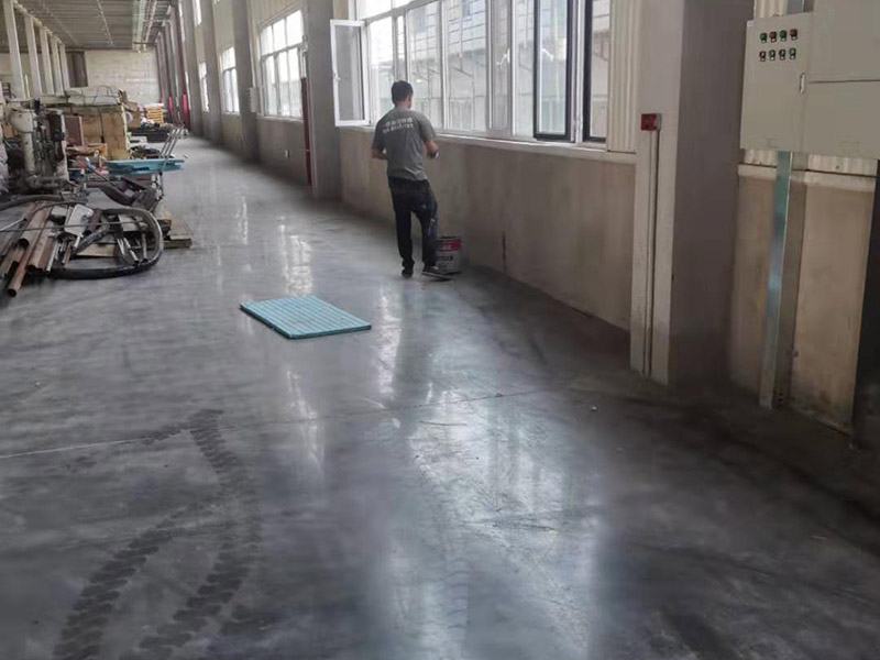 工廠墻裙翻新裝修：在對(duì)工廠墻面翻新時(shí)，必須先清潔以前的墻。如果粉末很?chē)?yán)重，必須將其清理干凈。因?yàn)橹暗膲Ρ诳赡芡坑杏推岷腿槟z漆，所以最好在根除后再進(jìn)行涂漆。工廠墻面翻新時(shí)還要進(jìn)行拋光，應(yīng)清理原始?jí)Ρ谏系膱?jiān)固皮膚和浮動(dòng)水槽。如果有一小部分墻壁和裂縫，可以用膩?zhàn)犹畛洹?如果工廠墻面翻新在修復(fù)過(guò)程中不全面，并且涂漆過(guò)程已經(jīng)完成，那將非常麻煩，等到涂漆項(xiàng)目完成，再去修復(fù)，就很難達(dá)到預(yù)期的效果。而且最大的問(wèn)題是色差問(wèn)題，所以在修復(fù)工廠墻面時(shí)一定要小心、全面，不要給以后的項(xiàng)目增加負(fù)擔(dān)。 一般的工廠面積比較大，工廠墻面翻新時(shí)重要是在面漆方面。在上面漆之前，根據(jù)油漆的說(shuō)明比例搭配，準(zhǔn)備足夠的量以確保所有墻面的顏色相同，免得油漆不足，需要重新調(diào)配，這樣很容易造成色差、不均勻。工廠墻面翻新時(shí)，還應(yīng)選擇優(yōu)質(zhì)的涂料滾筒，使油漆質(zhì)地更均勻，更美觀。