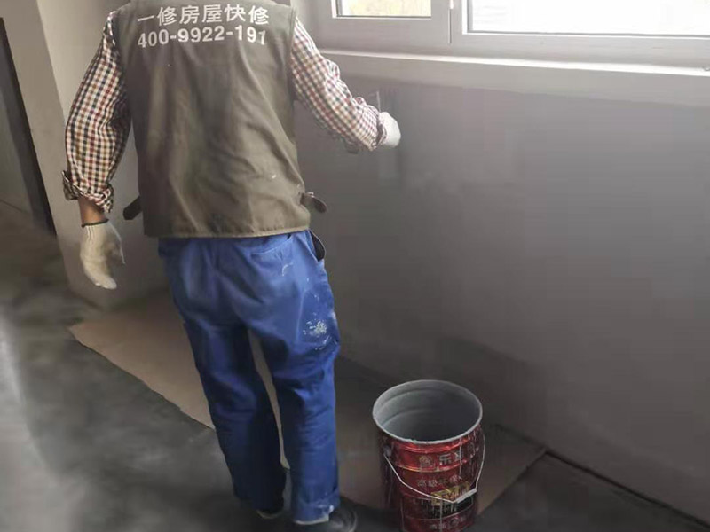 工廠墻裙翻新裝修：在對(duì)工廠墻面翻新時(shí)，必須先清潔以前的墻。如果粉末很?chē)?yán)重，必須將其清理干凈。因?yàn)橹暗膲Ρ诳赡芡坑杏推岷腿槟z漆，所以最好在根除后再進(jìn)行涂漆。工廠墻面翻新時(shí)還要進(jìn)行拋光，應(yīng)清理原始?jí)Ρ谏系膱?jiān)固皮膚和浮動(dòng)水槽。如果有一小部分墻壁和裂縫，可以用膩?zhàn)犹畛洹?如果工廠墻面翻新在修復(fù)過(guò)程中不全面，并且涂漆過(guò)程已經(jīng)完成，那將非常麻煩，等到涂漆項(xiàng)目完成，再去修復(fù)，就很難達(dá)到預(yù)期的效果。而且最大的問(wèn)題是色差問(wèn)題，所以在修復(fù)工廠墻面時(shí)一定要小心、全面，不要給以后的項(xiàng)目增加負(fù)擔(dān)。 一般的工廠面積比較大，工廠墻面翻新時(shí)重要是在面漆方面。在上面漆之前，根據(jù)油漆的說(shuō)明比例搭配，準(zhǔn)備足夠的量以確保所有墻面的顏色相同，免得油漆不足，需要重新調(diào)配，這樣很容易造成色差、不均勻。工廠墻面翻新時(shí)，還應(yīng)選擇優(yōu)質(zhì)的涂料滾筒，使油漆質(zhì)地更均勻，更美觀。