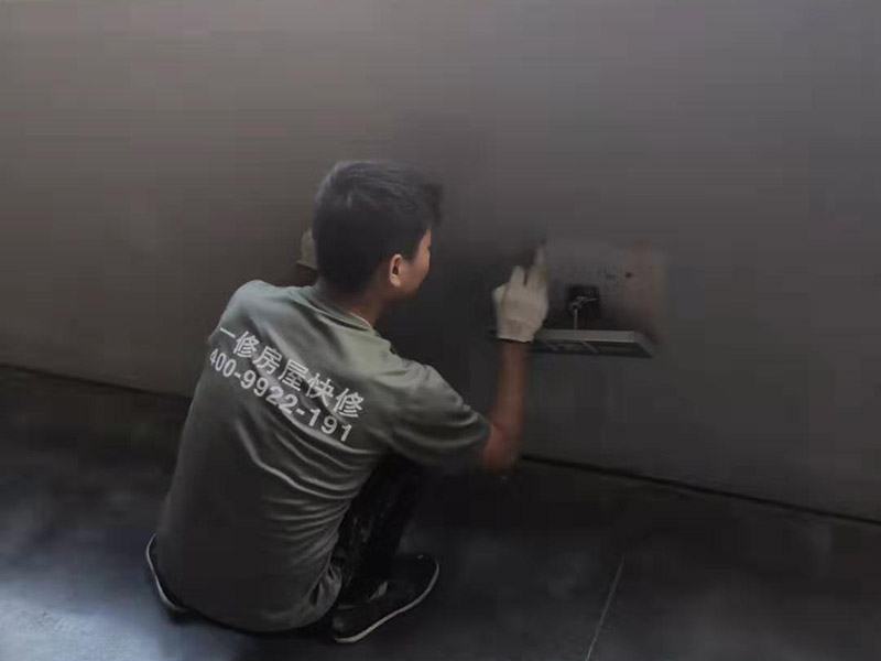 工廠墻裙翻新裝修：在對(duì)工廠墻面翻新時(shí)，必須先清潔以前的墻。如果粉末很?chē)?yán)重，必須將其清理干凈。因?yàn)橹暗膲Ρ诳赡芡坑杏推岷腿槟z漆，所以最好在根除后再進(jìn)行涂漆。工廠墻面翻新時(shí)還要進(jìn)行拋光，應(yīng)清理原始?jí)Ρ谏系膱?jiān)固皮膚和浮動(dòng)水槽。如果有一小部分墻壁和裂縫，可以用膩?zhàn)犹畛洹?如果工廠墻面翻新在修復(fù)過(guò)程中不全面，并且涂漆過(guò)程已經(jīng)完成，那將非常麻煩，等到涂漆項(xiàng)目完成，再去修復(fù)，就很難達(dá)到預(yù)期的效果。而且最大的問(wèn)題是色差問(wèn)題，所以在修復(fù)工廠墻面時(shí)一定要小心、全面，不要給以后的項(xiàng)目增加負(fù)擔(dān)。 一般的工廠面積比較大，工廠墻面翻新時(shí)重要是在面漆方面。在上面漆之前，根據(jù)油漆的說(shuō)明比例搭配，準(zhǔn)備足夠的量以確保所有墻面的顏色相同，免得油漆不足，需要重新調(diào)配，這樣很容易造成色差、不均勻。工廠墻面翻新時(shí)，還應(yīng)選擇優(yōu)質(zhì)的涂料滾筒，使油漆質(zhì)地更均勻，更美觀。