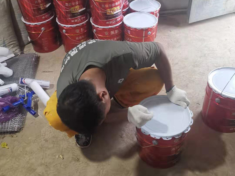 工廠墻裙翻新裝修：在對(duì)工廠墻面翻新時(shí)，必須先清潔以前的墻。如果粉末很?chē)?yán)重，必須將其清理干凈。因?yàn)橹暗膲Ρ诳赡芡坑杏推岷腿槟z漆，所以最好在根除后再進(jìn)行涂漆。工廠墻面翻新時(shí)還要進(jìn)行拋光，應(yīng)清理原始?jí)Ρ谏系膱?jiān)固皮膚和浮動(dòng)水槽。如果有一小部分墻壁和裂縫，可以用膩?zhàn)犹畛洹?如果工廠墻面翻新在修復(fù)過(guò)程中不全面，并且涂漆過(guò)程已經(jīng)完成，那將非常麻煩，等到涂漆項(xiàng)目完成，再去修復(fù)，就很難達(dá)到預(yù)期的效果。而且最大的問(wèn)題是色差問(wèn)題，所以在修復(fù)工廠墻面時(shí)一定要小心、全面，不要給以后的項(xiàng)目增加負(fù)擔(dān)。 一般的工廠面積比較大，工廠墻面翻新時(shí)重要是在面漆方面。在上面漆之前，根據(jù)油漆的說(shuō)明比例搭配，準(zhǔn)備足夠的量以確保所有墻面的顏色相同，免得油漆不足，需要重新調(diào)配，這樣很容易造成色差、不均勻。工廠墻面翻新時(shí)，還應(yīng)選擇優(yōu)質(zhì)的涂料滾筒，使油漆質(zhì)地更均勻，更美觀。