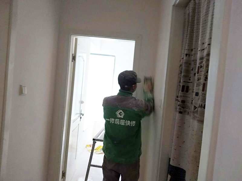 乳膠漆墻面翻新：如果原墻是乳膠漆，且基礎(chǔ)強(qiáng)度較好，經(jīng)簡(jiǎn)單打毛修補(bǔ)后可以直接刷漆，但要注意不要破壞原墻漆膜的完整性，也不要用比原墻乳膠漆附著力好太多的乳膠漆，否則容易起皮脫落；如果原墻是刮瓷，則必須產(chǎn)掉重做，其實(shí)在這方面只要掌握一個(gè)原則，即同等性質(zhì)才能翻新，否則就必須重來(lái)。 如果原墻面的漆已經(jīng)不好了的話(huà)，再刷上乳膠漆會(huì)把以前的乳膠漆泡下來(lái)，可以選鮮呼吸SBS強(qiáng)力膠、鮮呼吸卓越型白膠，再刮一遍膩?zhàn)哟蚰ズ笤偎⑷槟z漆。另外，如果經(jīng)濟(jì)條件允許，而你對(duì)原墻質(zhì)量又不滿(mǎn)意的話(huà)，建議最好重做。因?yàn)閴γ娴奶幚硎钦麄€(gè)裝修過(guò)程中最骯臟的部分，千萬(wàn)不要圖省事，否則以后會(huì)很麻煩。