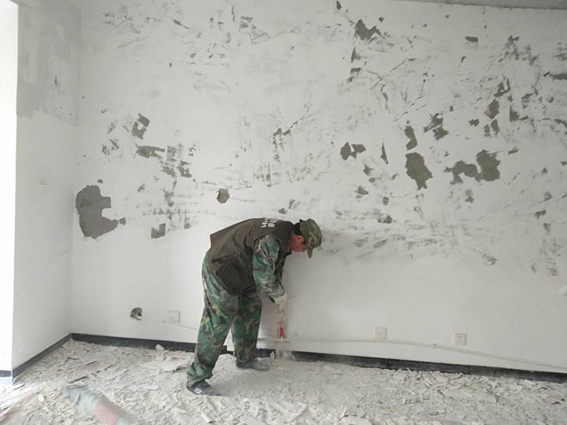 乳膠漆墻面翻新：如果原墻是乳膠漆，且基礎(chǔ)強(qiáng)度較好，經(jīng)簡(jiǎn)單打毛修補(bǔ)后可以直接刷漆，但要注意不要破壞原墻漆膜的完整性，也不要用比原墻乳膠漆附著力好太多的乳膠漆，否則容易起皮脫落；如果原墻是刮瓷，則必須產(chǎn)掉重做，其實(shí)在這方面只要掌握一個(gè)原則，即同等性質(zhì)才能翻新，否則就必須重來(lái)。 如果原墻面的漆已經(jīng)不好了的話(huà)，再刷上乳膠漆會(huì)把以前的乳膠漆泡下來(lái)，可以選鮮呼吸SBS強(qiáng)力膠、鮮呼吸卓越型白膠，再刮一遍膩?zhàn)哟蚰ズ笤偎⑷槟z漆。另外，如果經(jīng)濟(jì)條件允許，而你對(duì)原墻質(zhì)量又不滿(mǎn)意的話(huà)，建議最好重做。因?yàn)閴γ娴奶幚硎钦麄€(gè)裝修過(guò)程中最骯臟的部分，千萬(wàn)不要圖省事，否則以后會(huì)很麻煩。