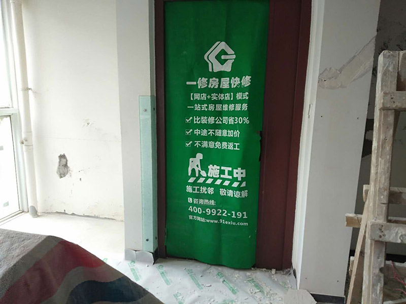 乳膠漆墻面翻新：如果原墻是乳膠漆，且基礎(chǔ)強(qiáng)度較好，經(jīng)簡(jiǎn)單打毛修補(bǔ)后可以直接刷漆，但要注意不要破壞原墻漆膜的完整性，也不要用比原墻乳膠漆附著力好太多的乳膠漆，否則容易起皮脫落；如果原墻是刮瓷，則必須產(chǎn)掉重做，其實(shí)在這方面只要掌握一個(gè)原則，即同等性質(zhì)才能翻新，否則就必須重來(lái)。 如果原墻面的漆已經(jīng)不好了的話(huà)，再刷上乳膠漆會(huì)把以前的乳膠漆泡下來(lái)，可以選鮮呼吸SBS強(qiáng)力膠、鮮呼吸卓越型白膠，再刮一遍膩?zhàn)哟蚰ズ笤偎⑷槟z漆。另外，如果經(jīng)濟(jì)條件允許，而你對(duì)原墻質(zhì)量又不滿(mǎn)意的話(huà)，建議最好重做。因?yàn)閴γ娴奶幚硎钦麄€(gè)裝修過(guò)程中最骯臟的部分，千萬(wàn)不要圖省事，否則以后會(huì)很麻煩。