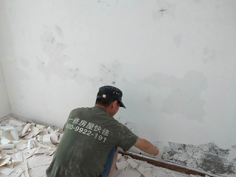 撕墻紙基層翻新：肯定想不到吹風機，它除了可以吹干頭發(fā)以外，還可以通過它散發(fā)出的熱量將墻紙去除，這是因為立體墻貼背面的膠會因為加熱過度而在撕的時候更容易脫膠，當溫度大約到達40度左右，可用手嘗試撕開邊角，如沒發(fā)現(xiàn)脫膠則可以慢慢撕下，針對比較大的款式可以根據(jù)以上辦法逐步去除。 2、如果你家的是PVC材質(zhì)的，也是可以用吹風機來去除的。如果有一小部分膠水殘留的話，是可以擦洗干凈的?；蛘哂脻衩頍岱笥心z的地方，看見膠皮軟化的時候再慢慢撕或擦就可以了。如果你是粘在玻璃上的話，也是可以直接將它撕下來的，或許在撕的過程中會有許多的膠水殘留在玻璃上，不用擔心，對于這些殘留的膠水我們可以用酒精或者清洗劑、汽油等物品進行擦洗，也可用吹風機進行清除。如果你不及時清除的話，膠水留在玻璃上,時間長了，被貼與未被貼地方就可能會出現(xiàn)色差。 3、如果不借助任何工具的話，需要找到它的一個邊角，人盡量的貼近墻面，朝著自己站的方向?qū)⑺p輕的和墻面分離，這樣更容易揭下墻紙。只要你用力平穩(wěn)、力度適中，墻紙就會從慢慢從墻上脫離，如情況有異,則可能它是不可剝離的墻紙。