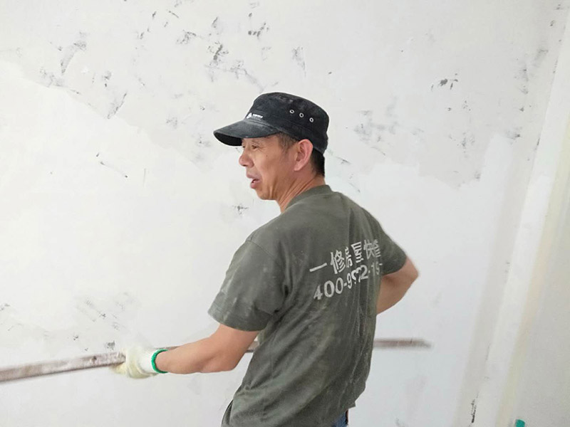 撕墻紙基層翻新：肯定想不到吹風機，它除了可以吹干頭發(fā)以外，還可以通過它散發(fā)出的熱量將墻紙去除，這是因為立體墻貼背面的膠會因為加熱過度而在撕的時候更容易脫膠，當溫度大約到達40度左右，可用手嘗試撕開邊角，如沒發(fā)現(xiàn)脫膠則可以慢慢撕下，針對比較大的款式可以根據(jù)以上辦法逐步去除。 2、如果你家的是PVC材質(zhì)的，也是可以用吹風機來去除的。如果有一小部分膠水殘留的話，是可以擦洗干凈的。或者用濕毛巾熱敷有膠的地方，看見膠皮軟化的時候再慢慢撕或擦就可以了。如果你是粘在玻璃上的話，也是可以直接將它撕下來的，或許在撕的過程中會有許多的膠水殘留在玻璃上，不用擔心，對于這些殘留的膠水我們可以用酒精或者清洗劑、汽油等物品進行擦洗，也可用吹風機進行清除。如果你不及時清除的話，膠水留在玻璃上,時間長了，被貼與未被貼地方就可能會出現(xiàn)色差。 3、如果不借助任何工具的話，需要找到它的一個邊角，人盡量的貼近墻面，朝著自己站的方向?qū)⑺p輕的和墻面分離，這樣更容易揭下墻紙。只要你用力平穩(wěn)、力度適中，墻紙就會從慢慢從墻上脫離，如情況有異,則可能它是不可剝離的墻紙。