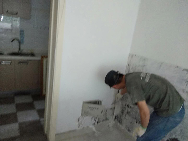 撕墻紙基層翻新：肯定想不到吹風機，它除了可以吹干頭發(fā)以外，還可以通過它散發(fā)出的熱量將墻紙去除，這是因為立體墻貼背面的膠會因為加熱過度而在撕的時候更容易脫膠，當溫度大約到達40度左右，可用手嘗試撕開邊角，如沒發(fā)現(xiàn)脫膠則可以慢慢撕下，針對比較大的款式可以根據(jù)以上辦法逐步去除。 2、如果你家的是PVC材質(zhì)的，也是可以用吹風機來去除的。如果有一小部分膠水殘留的話，是可以擦洗干凈的?；蛘哂脻衩頍岱笥心z的地方，看見膠皮軟化的時候再慢慢撕或擦就可以了。如果你是粘在玻璃上的話，也是可以直接將它撕下來的，或許在撕的過程中會有許多的膠水殘留在玻璃上，不用擔心，對于這些殘留的膠水我們可以用酒精或者清洗劑、汽油等物品進行擦洗，也可用吹風機進行清除。如果你不及時清除的話，膠水留在玻璃上,時間長了，被貼與未被貼地方就可能會出現(xiàn)色差。 3、如果不借助任何工具的話，需要找到它的一個邊角，人盡量的貼近墻面，朝著自己站的方向?qū)⑺p輕的和墻面分離，這樣更容易揭下墻紙。只要你用力平穩(wěn)、力度適中，墻紙就會從慢慢從墻上脫離，如情況有異,則可能它是不可剝離的墻紙。