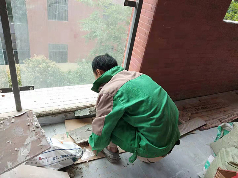 踢腳線安裝：首先需要購買好與地面相匹配的地腳線，一般情況，選擇地腳線的顏色應該與鋪設的地板相似，這樣看起來會更美觀。接著將墻面進行處理，對于不平整的墻面應該車平，還需要講墻面的灰塵處理干凈，在平整無凹凸的墻面上進行施工，同時也需要對踢腳線的位置進行測量。測量出安裝踢腳線的長度之后，根據(jù)墻面的長度，切割同樣長度的踢腳線。把踢腳線安裝在墻面上，需要對墻面進行鉆孔，鉆孔結束后可以使用地板釘將其固定在墻面上。最后基本可以結束了，安裝完畢之后，可以用濕布對踢腳線位置進行擦洗，進行衛(wèi)生清理后就可結束了。