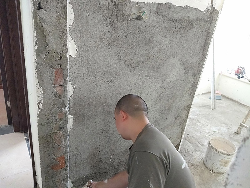 墻面掛網(wǎng)刮石膏找平：膩?zhàn)拥呐鷫^(guò)程有批、刮、碾等，批墻時(shí)各位只要注意兩點(diǎn)就可以了。一是批墻一次不要批的太厚，而是應(yīng)該一層一層很細(xì)膩的往上批。這樣批出的墻面不易起殼、脫落。二是要平整，其實(shí)這也是批墻的主要目的之一。檢查批墻效果最好是在晚上，用日光燈，或者是白色的節(jié)能燈，對(duì)著墻面照，檢查是否平整，不平的地方再手動(dòng)打磨。批墻的手勢(shì)也有很多種這是直線的刮法。墻面的處理程序是先刷膠水一遍，批膩?zhàn)佣饺榇蚰?，然后找平。之后是刷油漆，刷配套底漆一遍，面漆二遍。墻面處理大體完成。