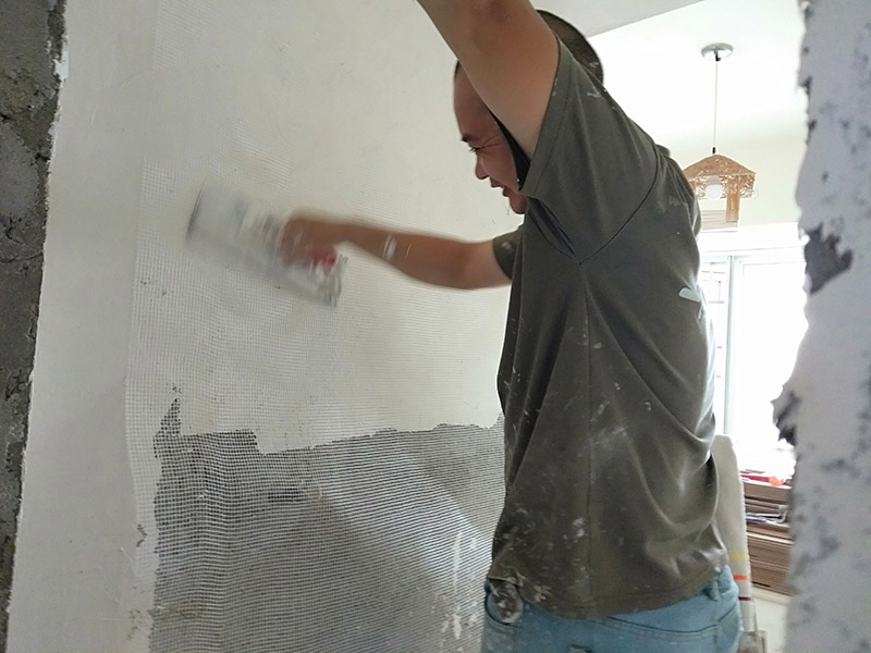 墻面掛網(wǎng)刮石膏找平：膩?zhàn)拥呐鷫^(guò)程有批、刮、碾等，批墻時(shí)各位只要注意兩點(diǎn)就可以了。一是批墻一次不要批的太厚，而是應(yīng)該一層一層很細(xì)膩的往上批。這樣批出的墻面不易起殼、脫落。二是要平整，其實(shí)這也是批墻的主要目的之一。檢查批墻效果最好是在晚上，用日光燈，或者是白色的節(jié)能燈，對(duì)著墻面照，檢查是否平整，不平的地方再手動(dòng)打磨。批墻的手勢(shì)也有很多種這是直線的刮法。墻面的處理程序是先刷膠水一遍，批膩?zhàn)佣饺榇蚰?，然后找平。之后是刷油漆，刷配套底漆一遍，面漆二遍。墻面處理大體完成。