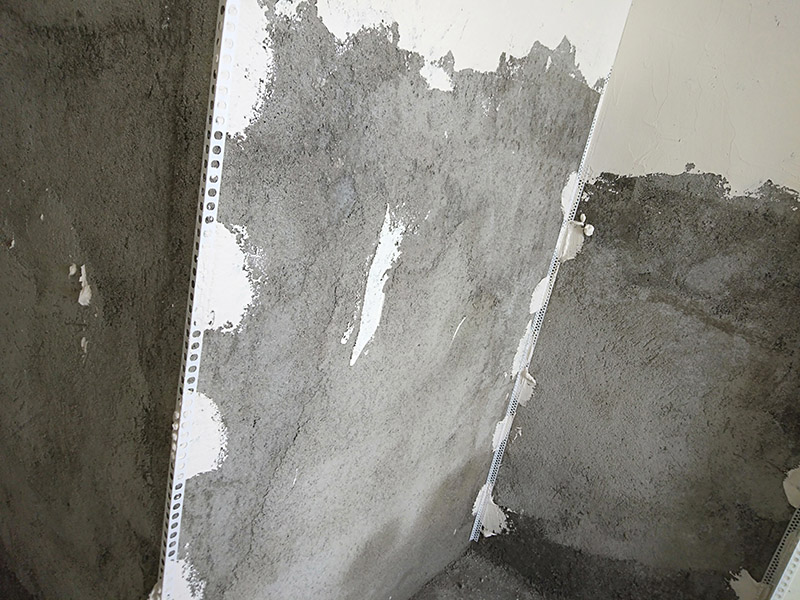 墻面掛網(wǎng)刮石膏找平：膩?zhàn)拥呐鷫^(guò)程有批、刮、碾等，批墻時(shí)各位只要注意兩點(diǎn)就可以了。一是批墻一次不要批的太厚，而是應(yīng)該一層一層很細(xì)膩的往上批。這樣批出的墻面不易起殼、脫落。二是要平整，其實(shí)這也是批墻的主要目的之一。檢查批墻效果最好是在晚上，用日光燈，或者是白色的節(jié)能燈，對(duì)著墻面照，檢查是否平整，不平的地方再手動(dòng)打磨。批墻的手勢(shì)也有很多種這是直線的刮法。墻面的處理程序是先刷膠水一遍，批膩?zhàn)佣饺榇蚰?，然后找平。之后是刷油漆，刷配套底漆一遍，面漆二遍。墻面處理大體完成。