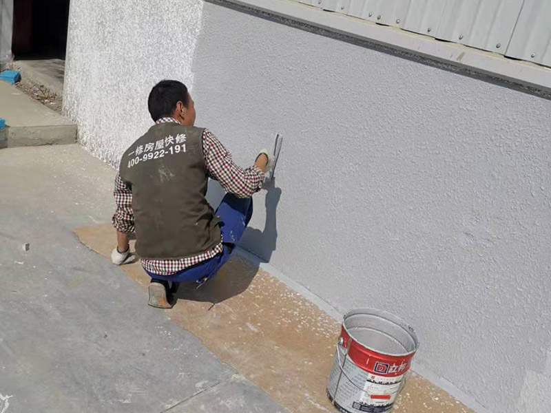 外墻墻裙彈刷涂料:基層清理一澆水濕潤一吊垂直、套方、找規(guī)矩、抹灰餅一抹水泥踢腳或墻裙&mdash;做護角抹水泥窗臺&mdash;墻面充筋&mdash;抹底灰&mdash;修補預留孔洞、電箱槽、盒等&mdash;抹罩面灰 1、粉刷施工前注意天氣情況,避免在雨雪來臨前作業(yè)。2、需要鏟墻皮的墻體,處理好墻壁基層表面,舊墻面必須徹底除去霉斑、油污、浮灰及松脫的涂層,孔漏應(yīng)及時修補,并用粗砂紙打磨平整。3、粉刷時應(yīng)掌握由上而下、一筆套一筆、豎刷的原則,也可由左至右的橫刷,切勿漏筆。4、在刷石灰漿的過程中應(yīng)不斷攪拌石灰漿液,否則石灰漿會沉淀刷后墻面上會出現(xiàn)深淺不一的條紋。5、在新刷的紙筋灰墻上進行粉刷裝飾,須等到外層石灰完全干燥后方可進行,否則會使墻面上出現(xiàn)而影響美化的效果。