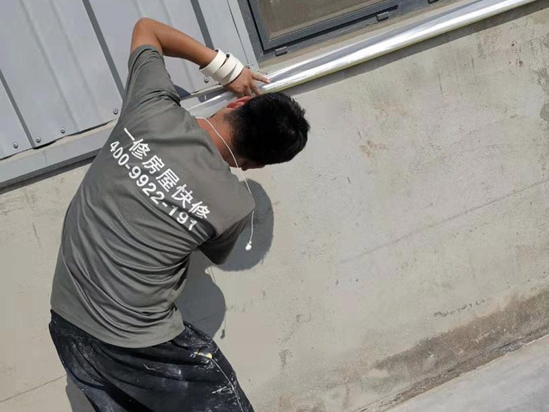 外墻墻裙彈刷涂料:基層清理一澆水濕潤一吊垂直、套方、找規(guī)矩、抹灰餅一抹水泥踢腳或墻裙&mdash;做護角抹水泥窗臺&mdash;墻面充筋&mdash;抹底灰&mdash;修補預留孔洞、電箱槽、盒等&mdash;抹罩面灰 1、粉刷施工前注意天氣情況,避免在雨雪來臨前作業(yè)。2、需要鏟墻皮的墻體,處理好墻壁基層表面,舊墻面必須徹底除去霉斑、油污、浮灰及松脫的涂層,孔漏應(yīng)及時修補,并用粗砂紙打磨平整。3、粉刷時應(yīng)掌握由上而下、一筆套一筆、豎刷的原則,也可由左至右的橫刷,切勿漏筆。4、在刷石灰漿的過程中應(yīng)不斷攪拌石灰漿液,否則石灰漿會沉淀刷后墻面上會出現(xiàn)深淺不一的條紋。5、在新刷的紙筋灰墻上進行粉刷裝飾,須等到外層石灰完全干燥后方可進行,否則會使墻面上出現(xiàn)而影響美化的效果。