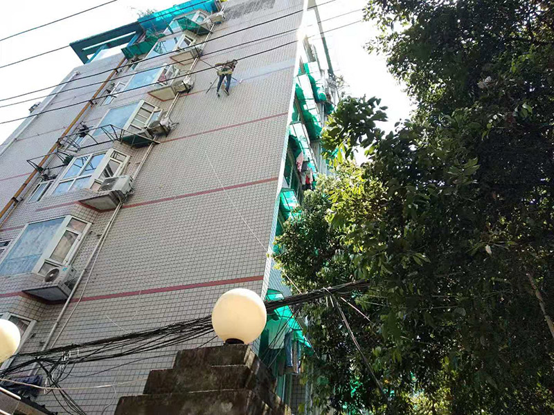 高空外墻防水施工:將局部開裂、起鼓的外墻涂料層鑿開至墻面基層,將窗框與墻體的結合處開裂的涂層揭開,并將所有鑿開和脫落的墻面用軟質刷子清掃干凈,保證其中不存在任何塵土、水泥渣等松散顆粒及松動的涂料塊.用JS防水涂料對墻面進行整體涂刷,要求涂刷多遍達到一定的厚度,以能發(fā)揮防水材料的最佳性能為準.使墻面顏色均勻,平整美觀.