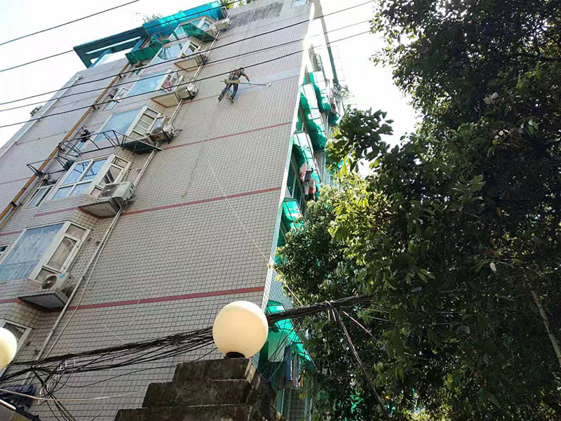 高空外墻防水施工:將局部開裂、起鼓的外墻涂料層鑿開至墻面基層,將窗框與墻體的結合處開裂的涂層揭開,并將所有鑿開和脫落的墻面用軟質刷子清掃干凈,保證其中不存在任何塵土、水泥渣等松散顆粒及松動的涂料塊.用JS防水涂料對墻面進行整體涂刷,要求涂刷多遍達到一定的厚度,以能發(fā)揮防水材料的最佳性能為準.使墻面顏色均勻,平整美觀.