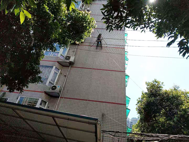 高空外墻防水施工:將局部開裂、起鼓的外墻涂料層鑿開至墻面基層,將窗框與墻體的結合處開裂的涂層揭開,并將所有鑿開和脫落的墻面用軟質刷子清掃干凈,保證其中不存在任何塵土、水泥渣等松散顆粒及松動的涂料塊.用JS防水涂料對墻面進行整體涂刷,要求涂刷多遍達到一定的厚度,以能發(fā)揮防水材料的最佳性能為準.使墻面顏色均勻,平整美觀.